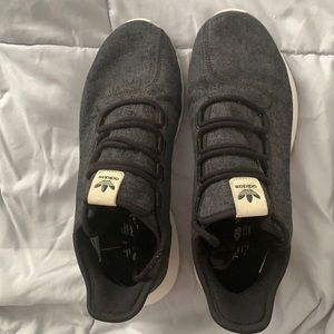Women tennis shoes